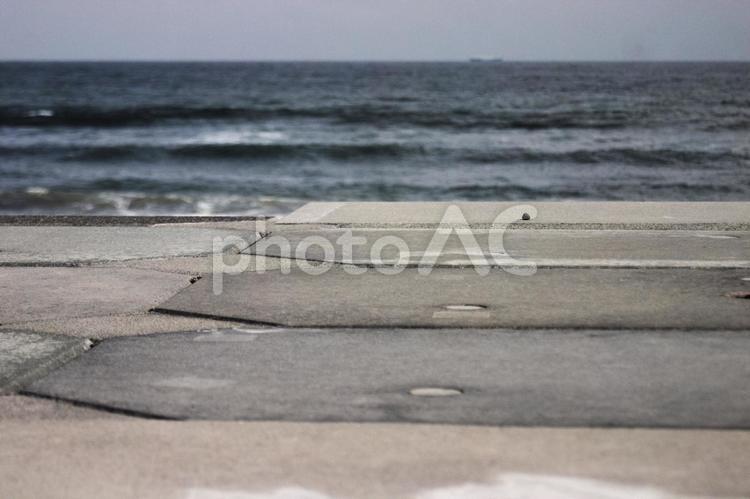 堤防から海を見る 海,堤防,コンクリートの写真素材