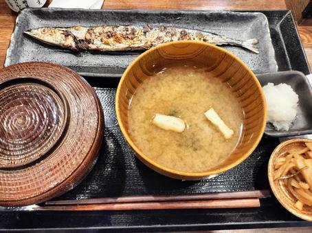 焼きさんま定食と味噌汁 焼きさんま定食と味噌汁 縦,カラー,横構図の写真素材