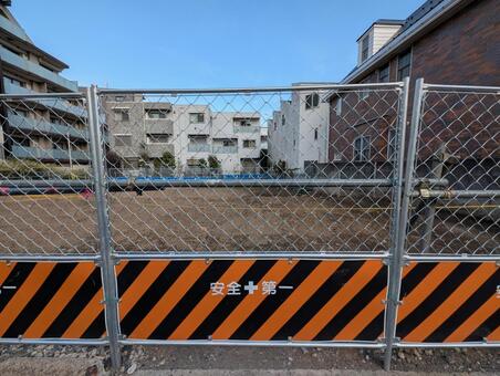 フェンス越しの空き地 フェンス,禁止,危険の写真素材