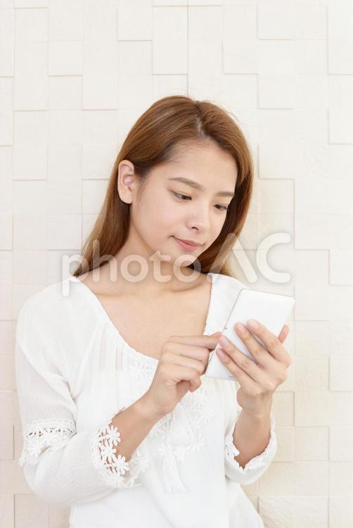 スマートフォンを操作する女性 女性,健康,スマートフォンの写真素材