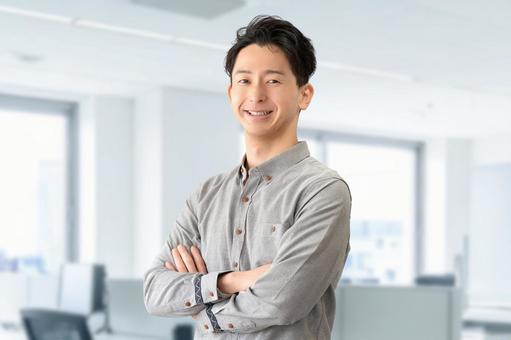 腕組みをする笑顔の男性ビジネスマン 腕組みをする笑顔の男性ビジネスマン 男性,腕組み,微笑むの写真素材