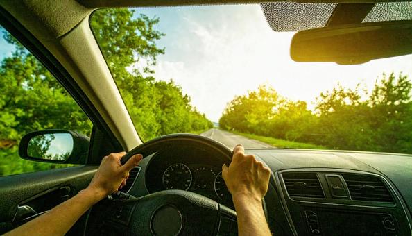 車を運転するドライバーの手 車を運転するドライバーの手の写真