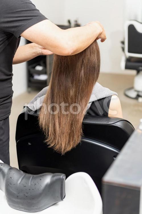 ヘアサロンでシャンプーをしてもらう若い女性 ヘアサロン,女性,美容室の写真素材