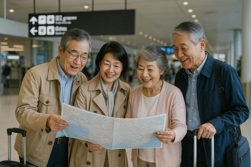 空港のロビーで地図を見るシニア夫婦と友人 空港のロビーで地図を見るシニア夫婦と友人の写真