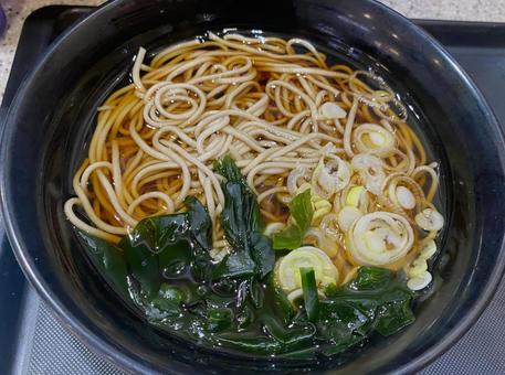 そば ワカメ 薬味ねぎ そば ワカメ 薬味ねぎの写真