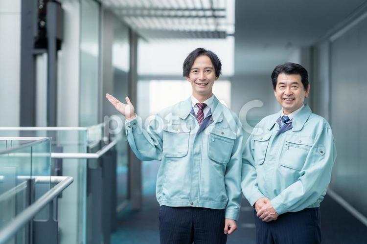 ビルメンテナンスする男性のエンジニア エンジニア,ビルメンテナンス,会議の写真素材