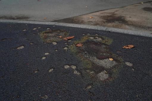 路面が劣化したアスファルト 路面が劣化したアスファルト 歩道,桜之宮公園,床面の写真素材
