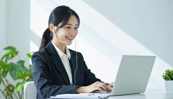 Web面接を受ける女性 Web面接を受ける女性の写真