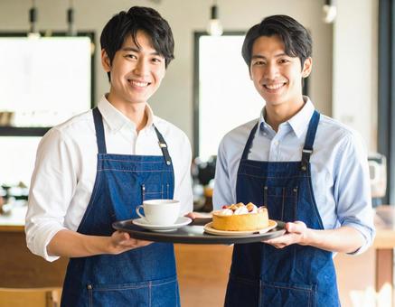 笑顔で迎えるカフェ店員 笑顔で迎えるカフェ店員の写真