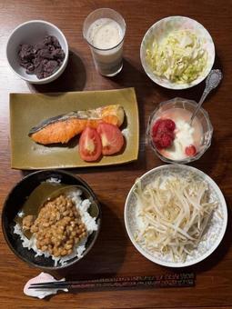 昆布ご飯に納豆、焼き銀鮭にトマト等の夕食 昆布ご飯に納豆、焼き銀鮭にトマト等の夕食 夕食,昆布,ご飯の写真素材