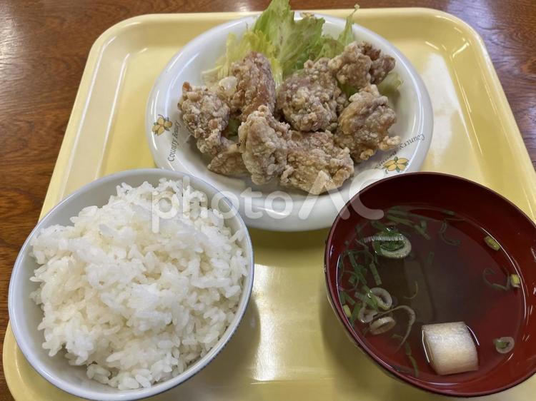からあげ定食 揚げ物,昼食,夜食の写真素材
