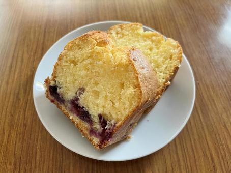 ブルーベリーパウンドケーキ2切れ ブルーベリーパウンドケーキ2切れ パウンドケーキ,ブルーベリー,焼き菓子の写真素材