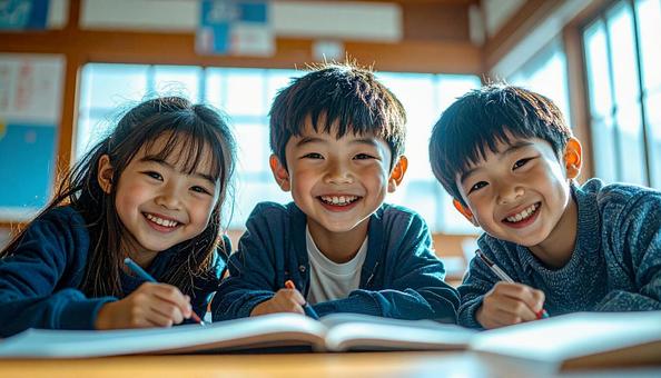 塾で勉強する日本人の小学生3人 塾で勉強する日本人の小学生3人の写真