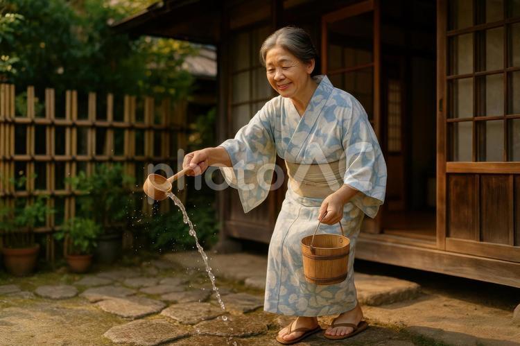 打ち水をする和風の庭先 和風,日本,庭の写真素材