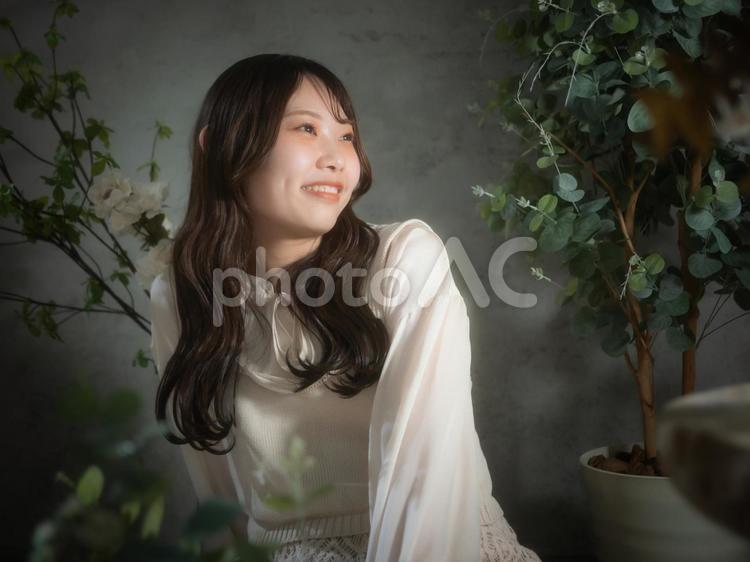 24：植物を背景に微笑む女性 女性,女の子,人物の写真素材