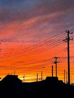 夕焼けとシルエットのような街並み 縦位置 夕焼けとシルエットのような街並み 縦位置の写真
