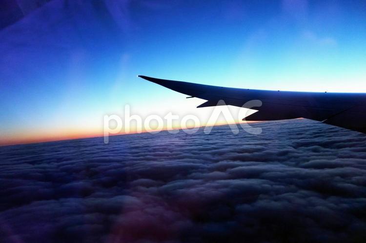 飛行機の翼と朝焼け 飛行機,空,夕焼けの写真素材