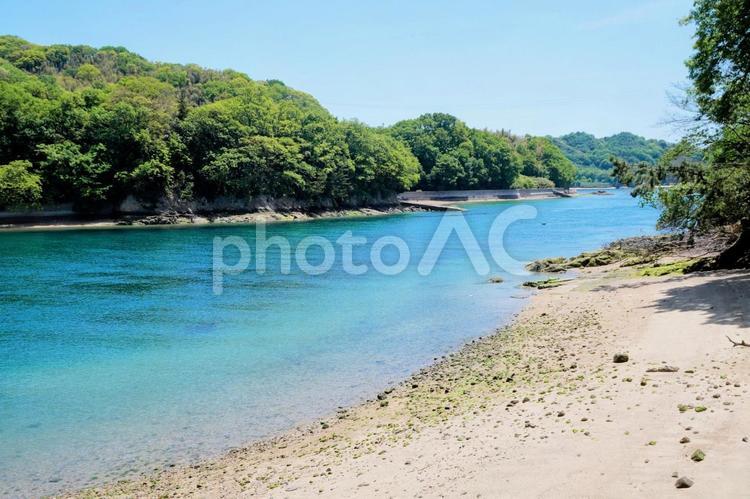 瀬戸内海の見近島と伯方島の間にある小海峡 瀬戸内海の見近島と伯方島の間にある小海峡 瀬戸内海,しまなみ海道,海峡の写真素材