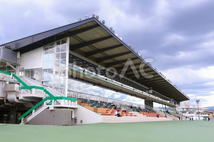 曇りの日の園田競馬場　 園田競馬場,競馬場,スタンドの写真素材