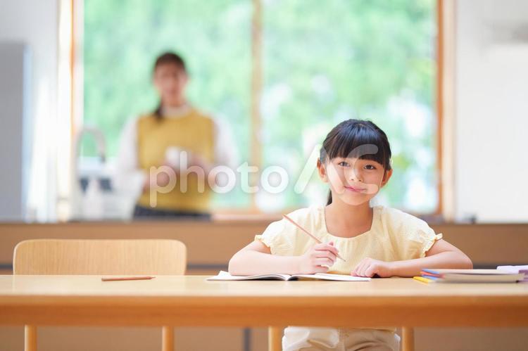 カメラ目線で鉛筆を持つ女の子 女の子,微笑む,にっこりの写真素材