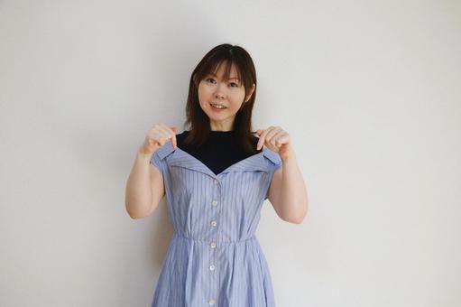 指さしする女性 指さしする女性 案内,プレゼンテーション,コミュニケーションの写真素材
