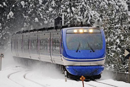 HOT7000 特急スーパーはくと HOT7000 特急スーパーはくと 冬,鉄道,電車の写真素材
