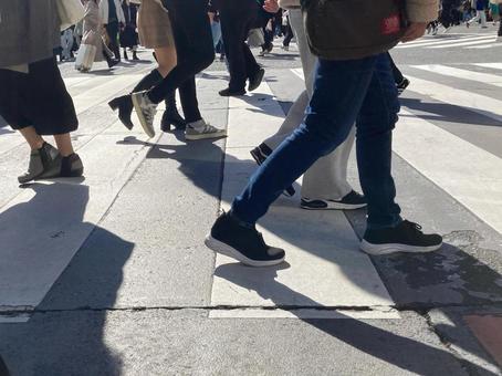 街往く人々 横断歩道,街,雑踏の写真素材