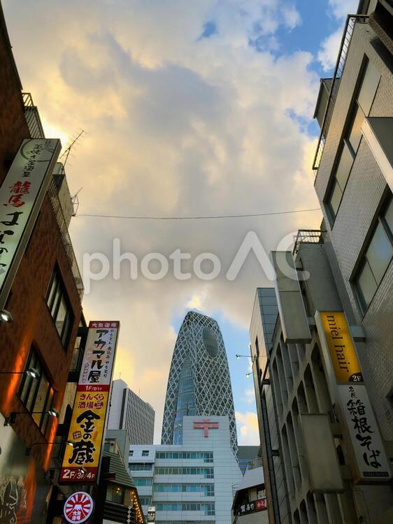 新宿西口繁華街　　新宿郵便局　　モード学園 新宿,郵便局,モード学園の写真素材