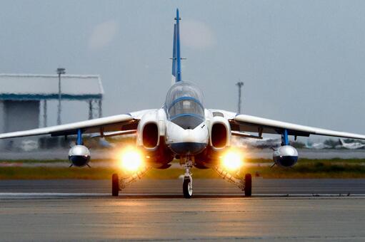 ランディングライトを点灯したT-4 ブルーインパルス,ランディングライト,tー4の写真素材