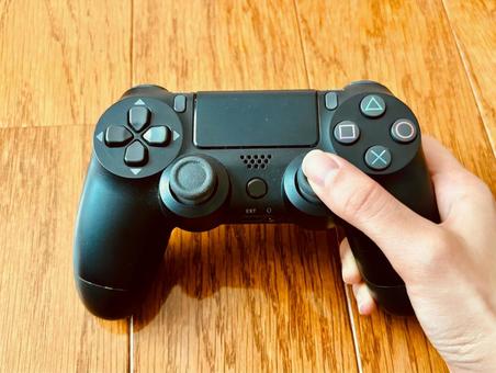 ゲームをプレイする ゲームをプレイする ゲーム機,コントローラー,リモコンの写真素材