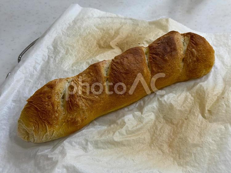 手作りのフランスパン（焼きたて） フランスパン,パン,breadの写真素材