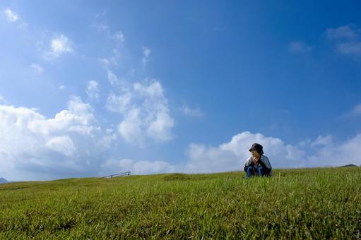 <素材>家族旅行で秋の山に登る女性 <素材>家族旅行で秋の山に登る女性 女性,山登り,空の写真素材
