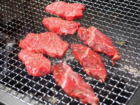 バーベキューグリルで焼く肉のアップ バーベキューグリルで焼く肉のアップ バーベキュー,bbq,牛肉の写真素材