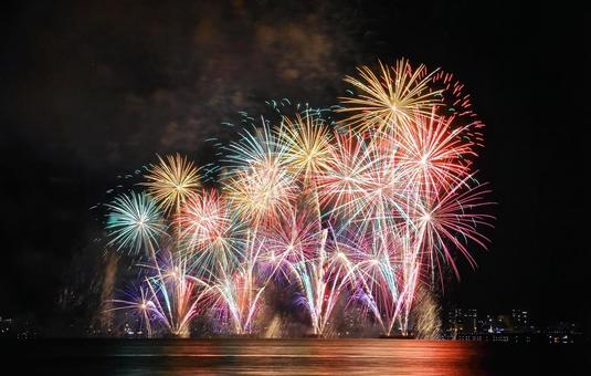 湖上打ち上げ花火/松江水郷祭 湖上打ち上げ花火/松江水郷祭 花火,打ち上げ花火,夏の写真素材