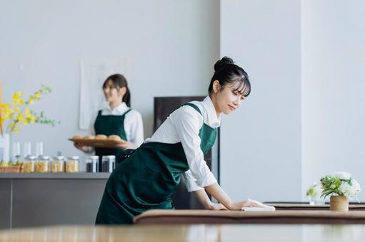カフェで働く若い女性 カフェで働く若い女性 カフェ,準備,拭き掃除の写真素材