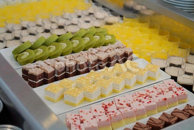 きれいに並んだビュッフェのスイーツ１ スイーツ,デザート,ケーキの写真素材