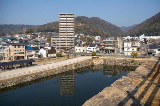 三原城跡のお堀に反射する高層マンション 三原城跡のお堀に反射する高層マンション お堀,反射,水鏡の写真素材