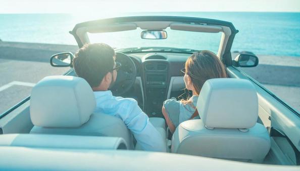 オープンカーに乗ってデートするカップル オープンカーに乗ってデートするカップル の写真