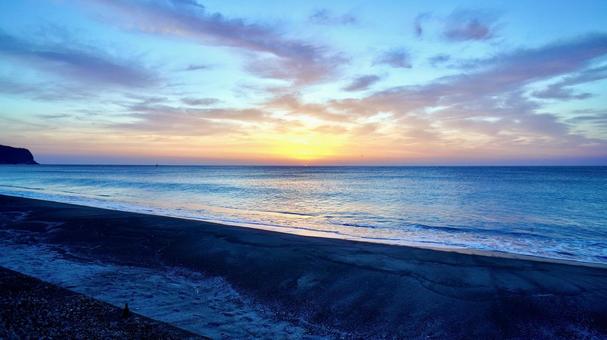 伊豆諸島新島の羽伏浦海岸の日の出 伊豆諸島新島の羽伏浦海岸の日の出の写真