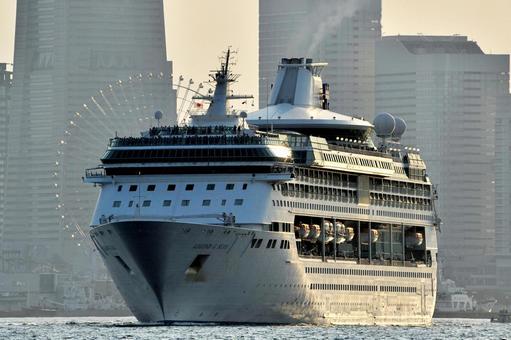 横浜港を出る豪華客船 横浜港,豪華客船,クルーズの写真素材
