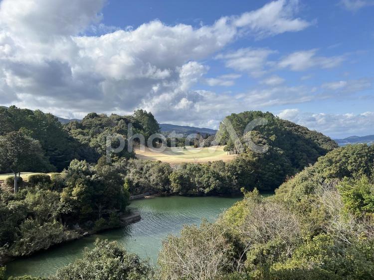 難易度の高い、崖越えゴルフコースの風景 ゴルフ,冬,春の写真素材