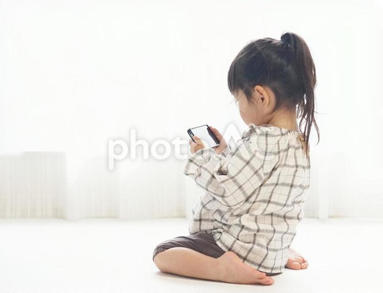 スマホを触る女の子 スマホ,携帯,電話の写真素材