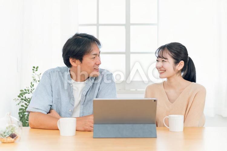 タブレットPCを見る夫婦（笑顔） タブレット,光テレビ,動画の写真素材