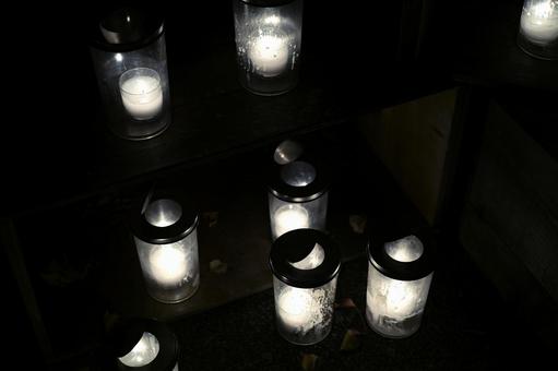 静かに灯るキャンドル キャンドル,ランタン,炎の写真素材