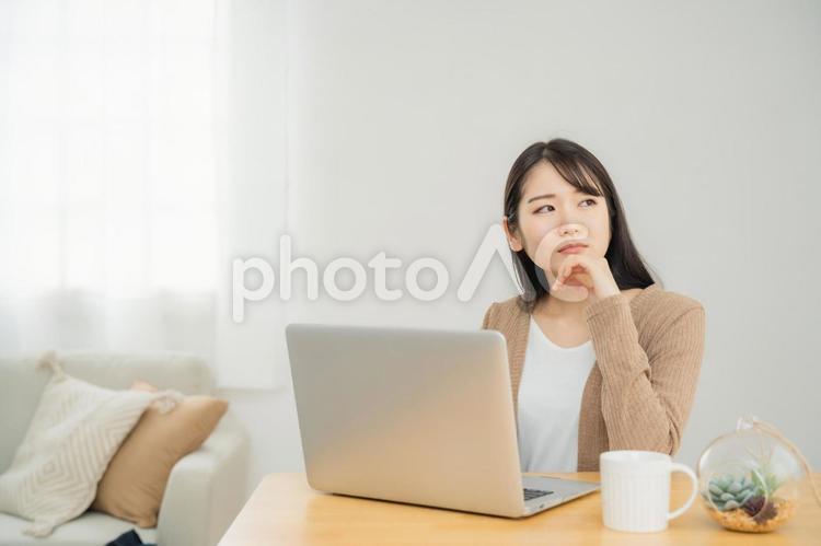 家でパソコンを使う女性（困る） パソコン,困る,テレワークの写真素材