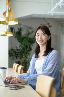 カフェで仕事をする日本人女性 カフェで仕事をする日本人女性 日本人,女性,カフェの写真素材