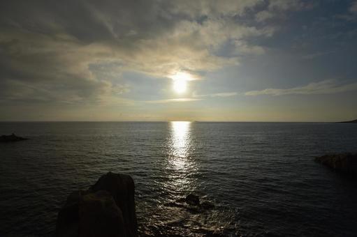 太陽の道:東尋坊の海に沈む夕日と輝く海面 太陽の道:東尋坊の海に沈む夕日と輝く海面 太陽の道,東尋坊,海の写真素材