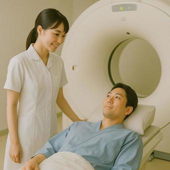 不安な患者にCT検査に付き添う看護師 不安な患者にCT検査に付き添う看護師の写真