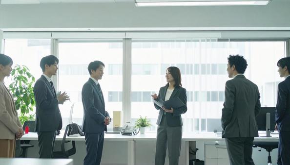 オフィスでの活気ある朝礼の写真