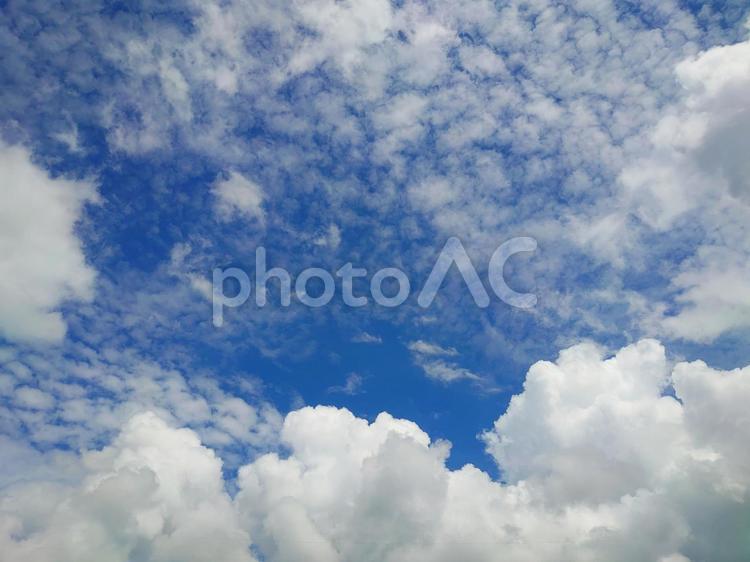 夏の青空と雲のコピースペース 夏の青空,コピースペース,空の写真素材
